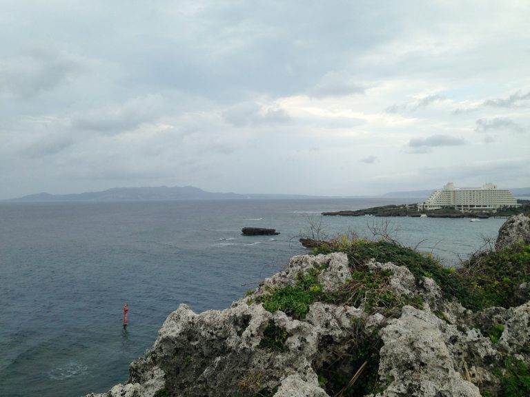 沖縄・万座毛付近の海岸線とビーチリゾート