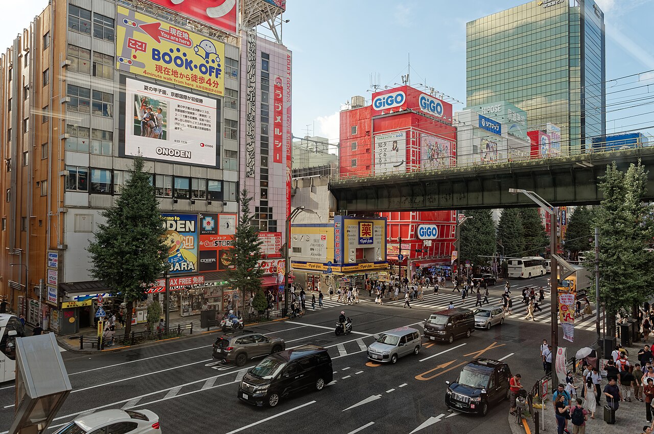 初めての東京観光5日間モデルコース!見どころとおすすめプラン 5 日中の秋葉原・中央通りの交差点。家電量販店とアニメ関連店の大型看板が縦に並ぶ