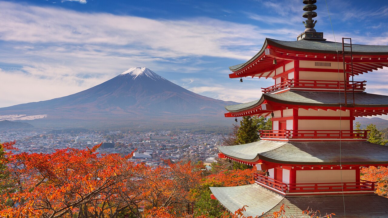 初めての東京観光5日間モデルコース!見どころとおすすめプラン 9 新倉山浅間公園から見た五重塔と富士山。手前に真紅の紅葉、眼下に富士吉田の市街