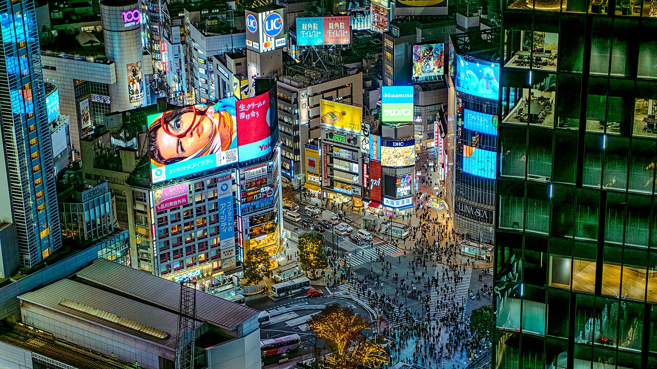 初めての東京観光5日間モデルコース!見どころとおすすめプラン 2 高所から俯瞰した渋谷スクランブル交差点。横断する群衆と、109をはじめとする看板が並ぶ