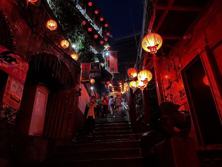 夜の九份・豎崎路の石段に赤い提灯が連なる