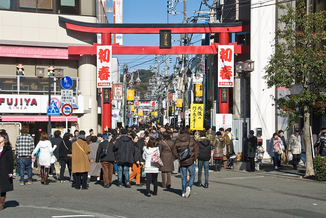 東京発・鎌倉日帰りモデルコース|江ノ電で回る定番8スポット 2 小町通り入口の赤い鳥居と、通りを埋める人出