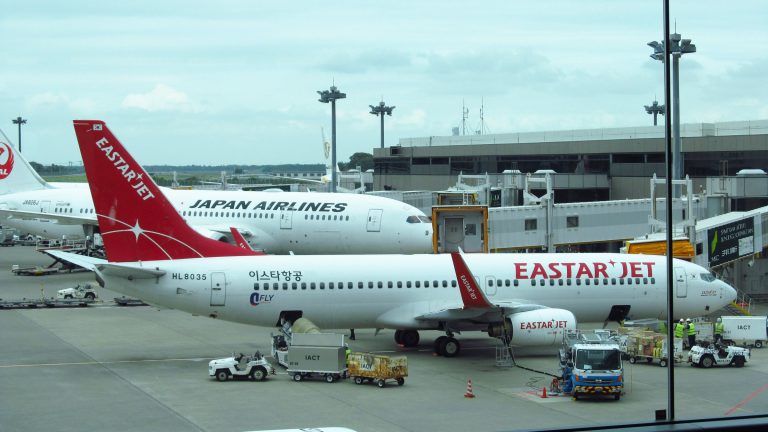 成田空港でスポットに入るイースター航空のボーイング737-800