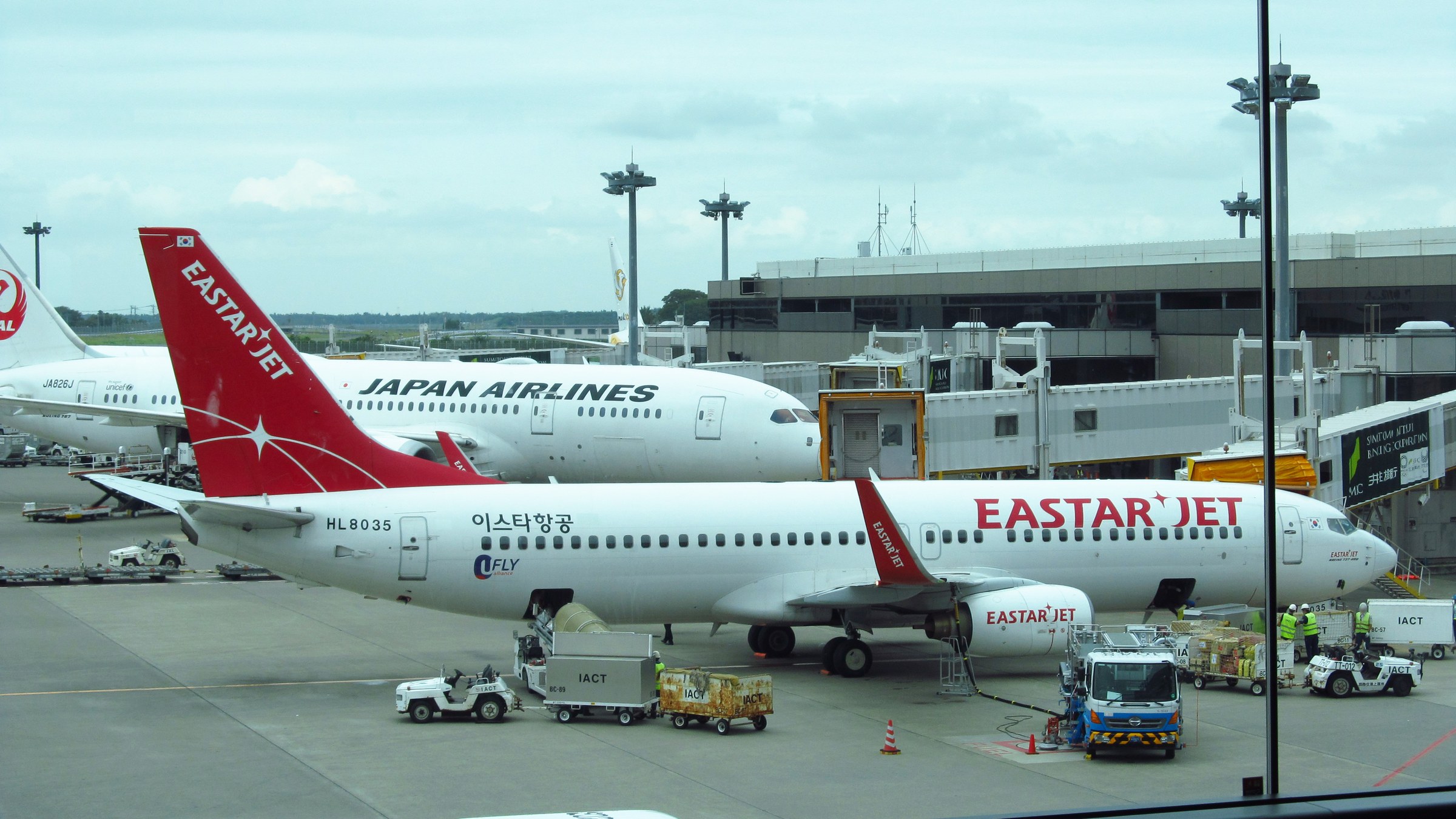 【イースター航空】日本発 韓国行き「特別プロモーション」最大99%割引 1 成田空港でスポットに入るイースター航空のボーイング737-800