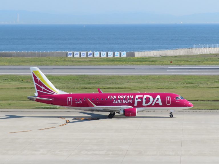 神戸空港で駐機するフジドリームエアラインズのエンブラエル175 JA14FJ