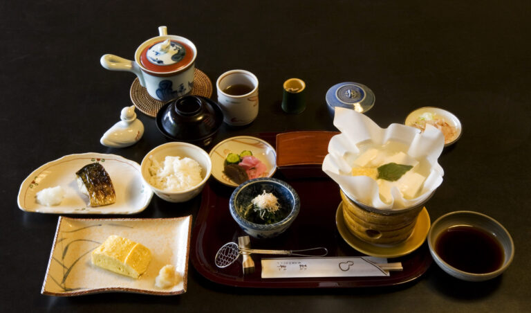 温泉宿の夕食（懐石料理）のイメージ