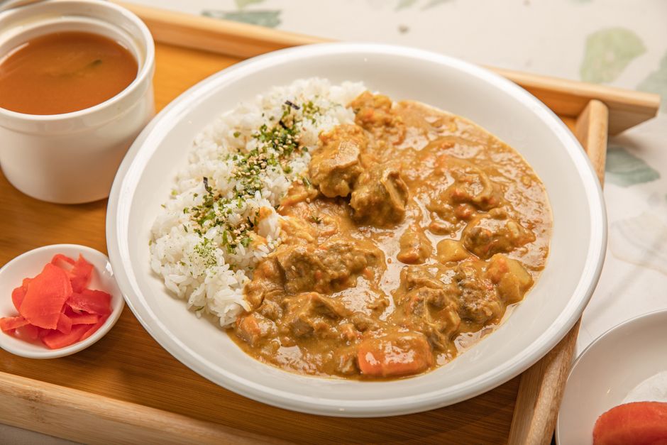 JR北海道の『どこ行く?平日パス』で日帰りはどこまで届くか|1日5,000円・特急指定席2回の条件で組む 2 函館朝市で提供される新鮮な海鮮丼