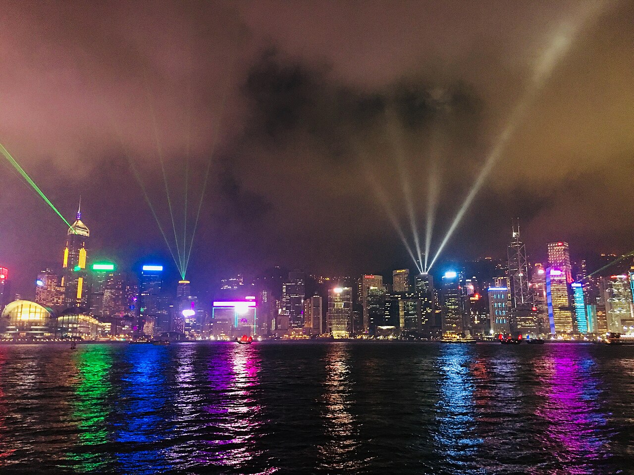 香港3泊4日モデルプラン|100万ドルの夜景・天壇大仏・飲茶を満喫する濃密な旅 2 ビクトリア・ハーバーのビル群から夜空へ伸びるレーザー光線
