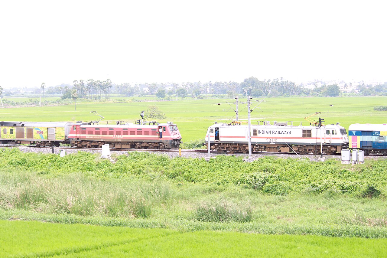 インド鉄道の乗り方|予約は60日前から、外国人枠とクラスの選び方 1 インドの田園を走るインド鉄道の電気機関車と客車