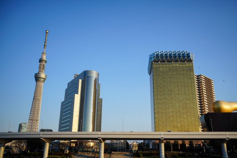 隅田川越しに見た東京スカイツリーと、金色のアサヒビール本社ビル、首都高の高架
