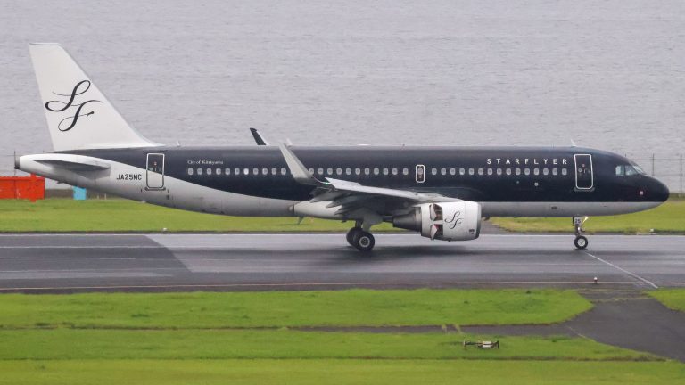 スターフライヤーの黒い塗装のエアバスA320型機(JA25MC)が羽田空港の誘導路を走る