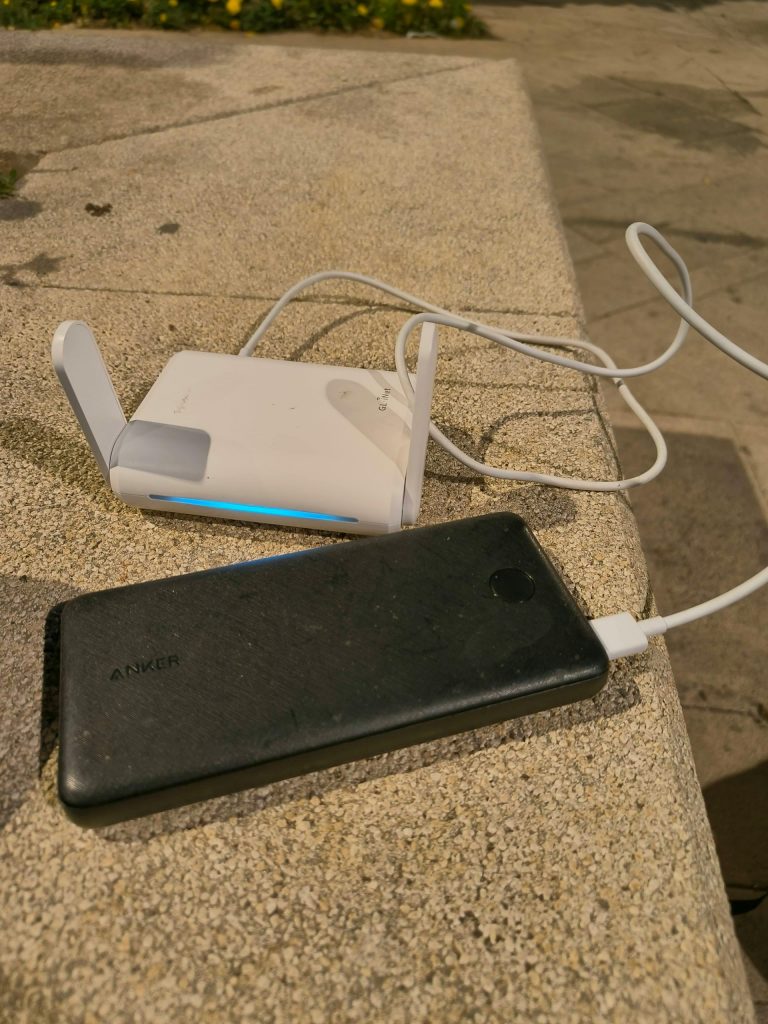 携帯用WiFiルーターとモバイルバッテリー