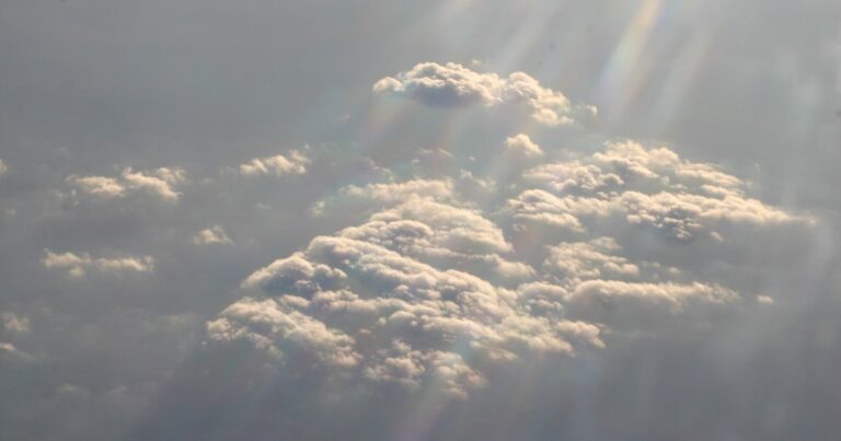 旅客機の機窓から見た雲海