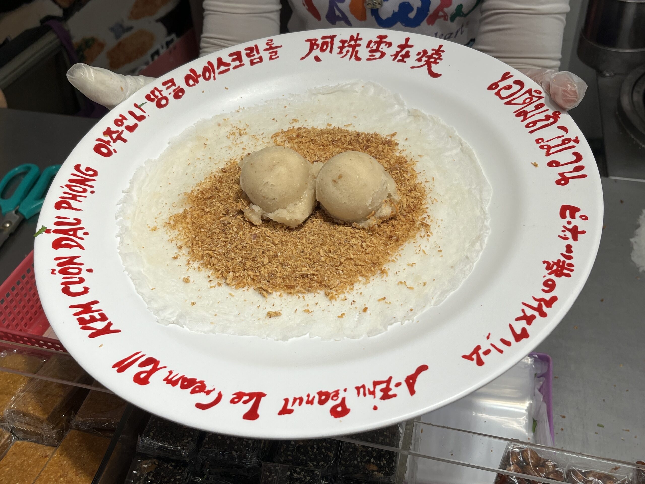 台湾週末2泊3日モデルコース|台北・九份・十分満喫の旅 3 九份老街で売られているピーナッツアイスクリームロール