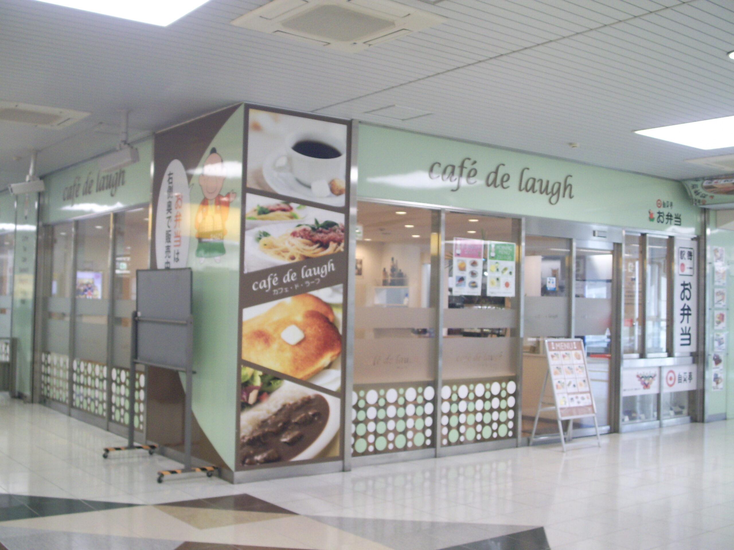 47都道府県の駅弁を徹底分析!ご当地食材が詰まった名品はどれだ 1 東海道新幹線掛川駅のホームにある駅弁売店