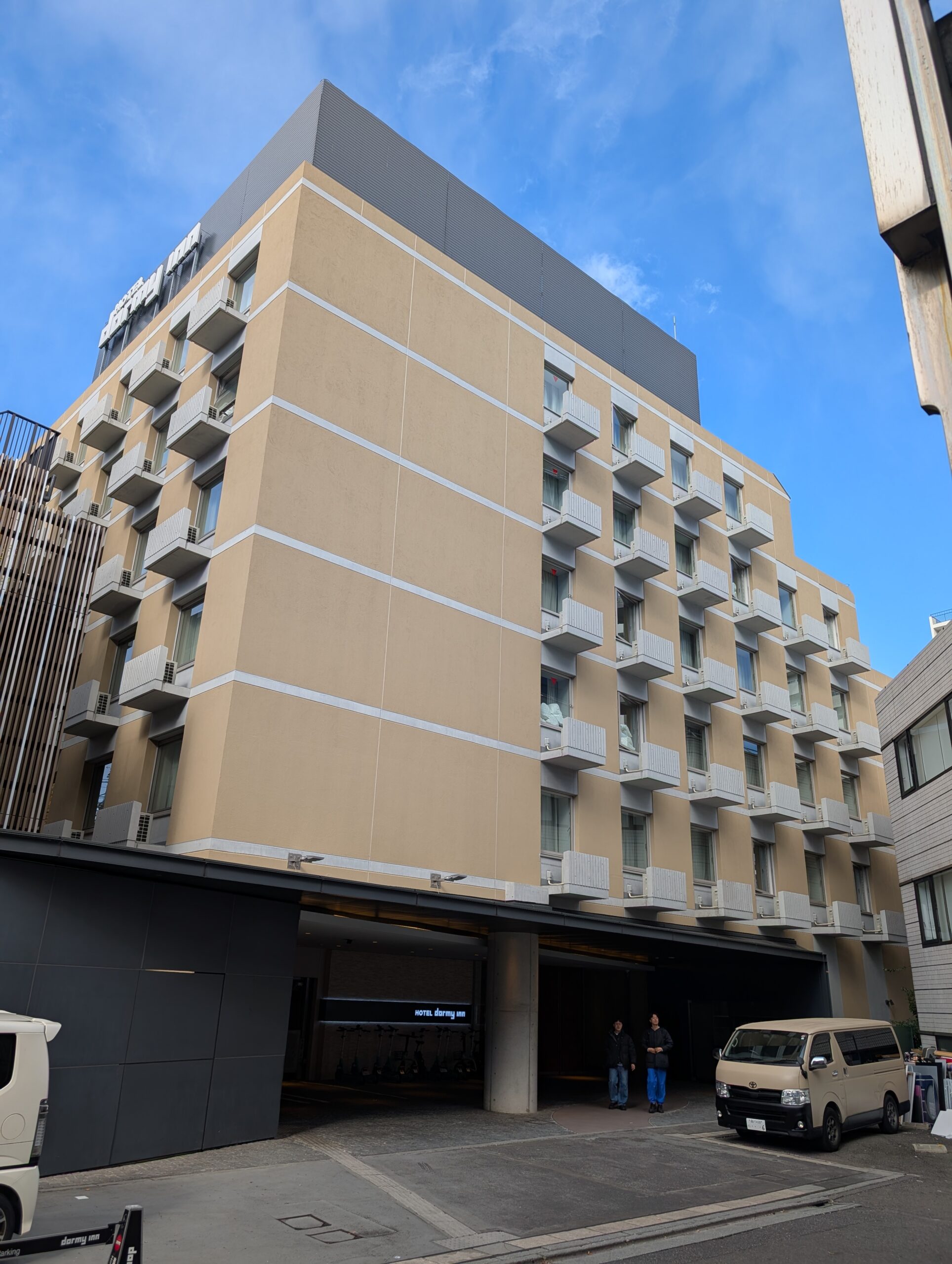 1泊2食9,800円の温泉宿の裏側!企業努力が生み出す滞在価値 2 温泉大浴場を持つ都市型ホテルの外観