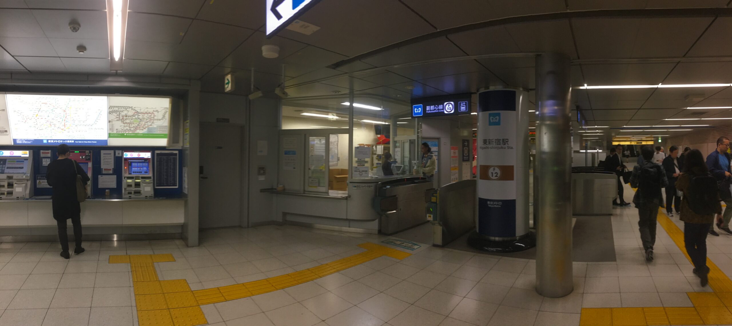 ビューカードのJRE POINT還元率|0.5%から10%まで用途別に整理 1 東新宿駅の自動改札機。Suicaのタッチ部が並ぶ