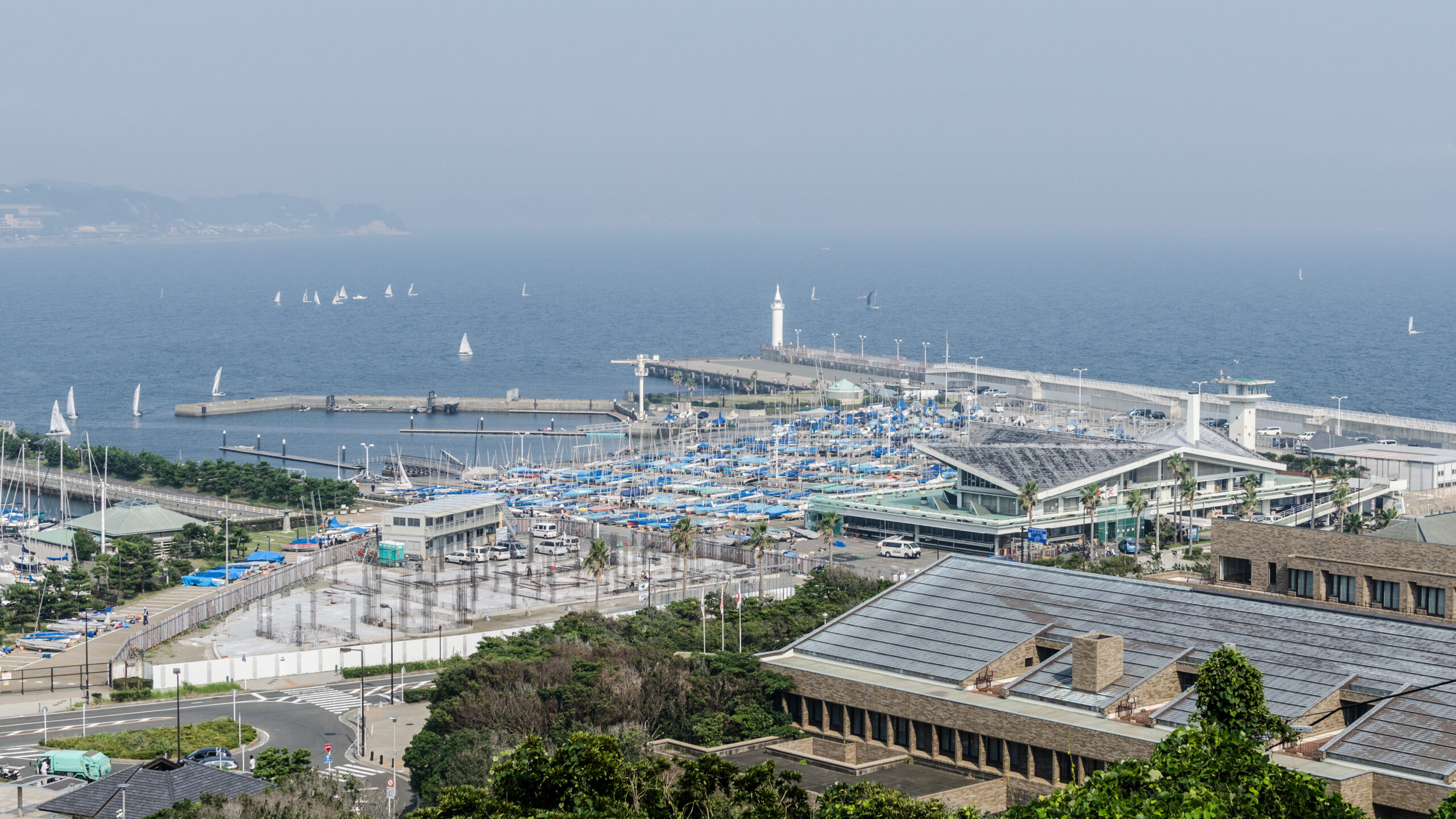 デジタルデトックス体験!72時間湘南の海沿いでPCを開かず過ごす 1 湘南・江の島の海岸と港。画面を見ずに過ごす対象としての海
