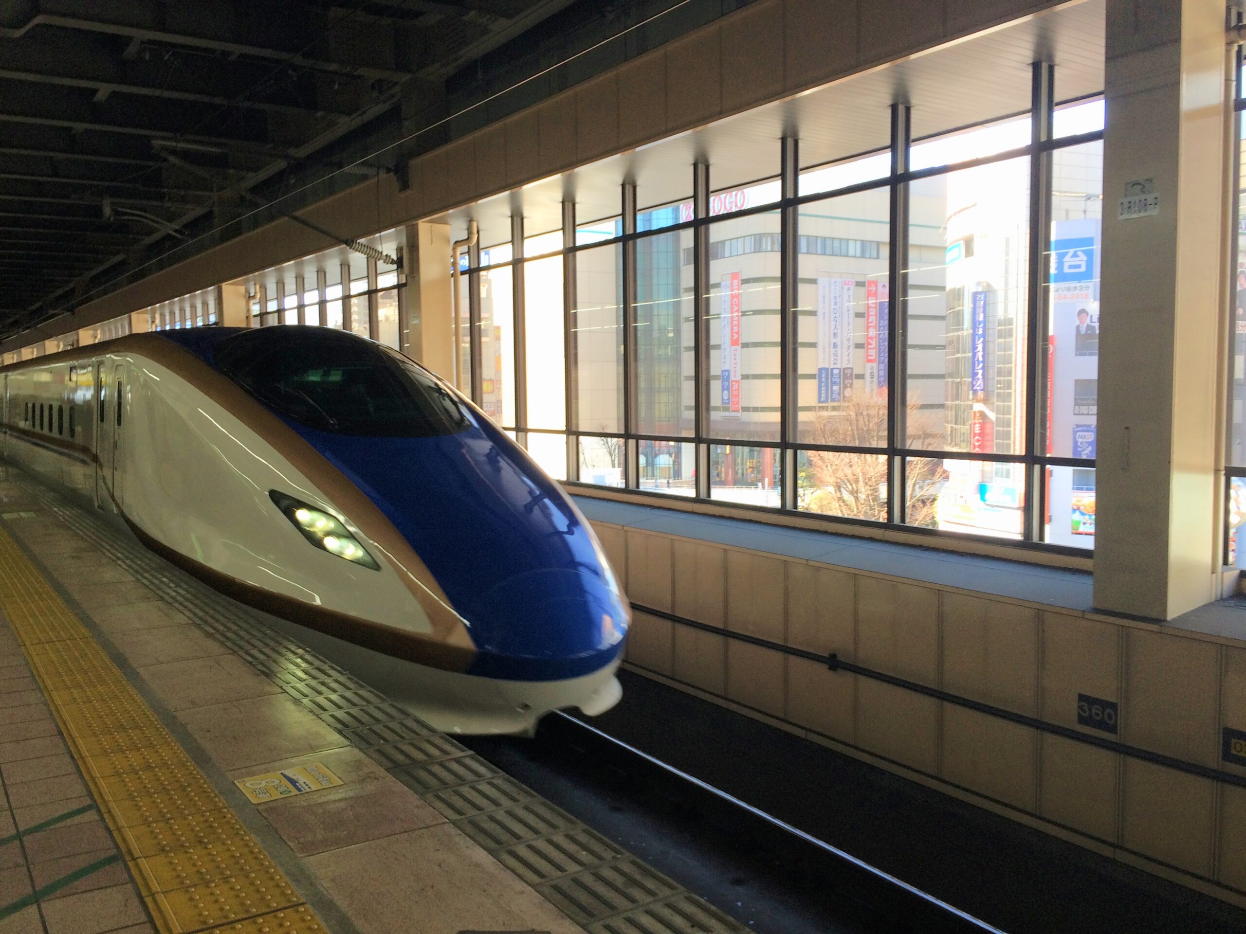 どこかにビューーン!は得か 6000ptで新幹線往復の損益分岐 1 長野駅のホームに停車する北陸新幹線E7系