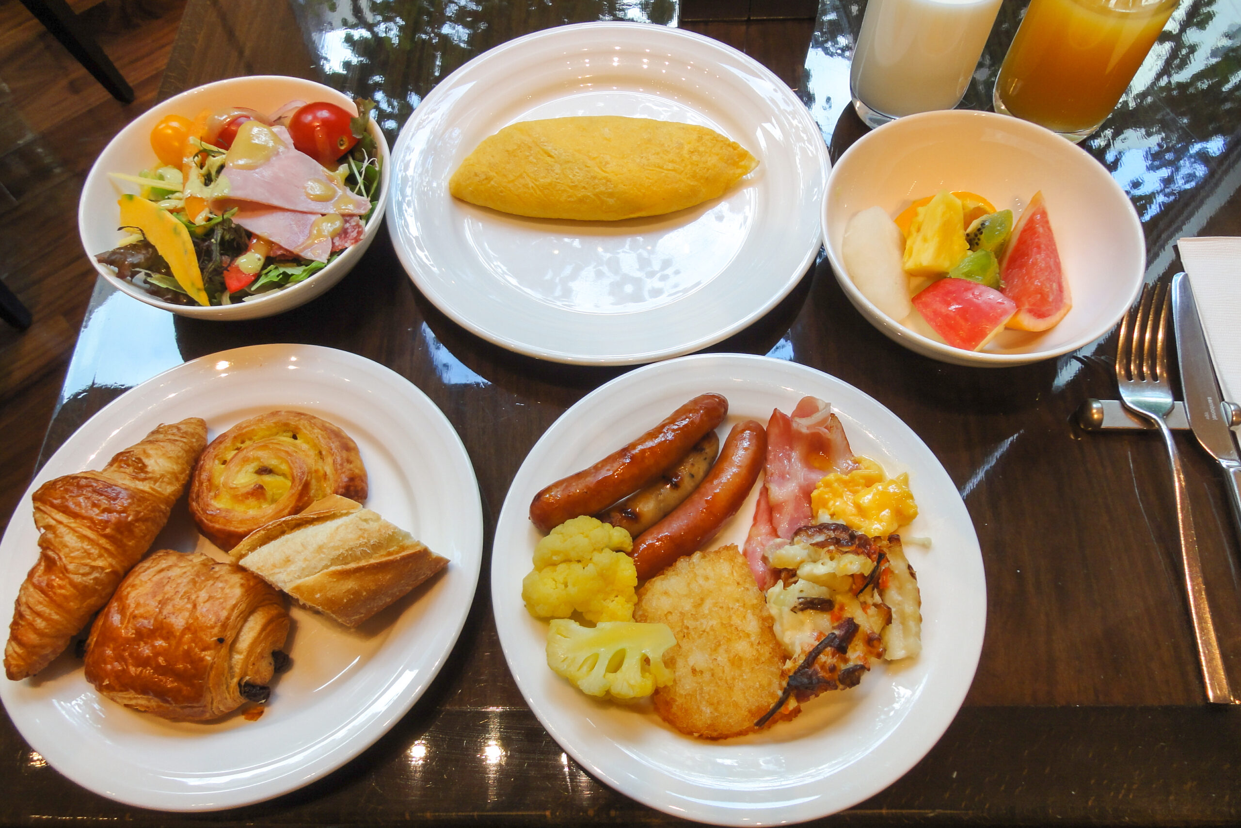 ビジネスホテルの朝食バイキングを徹底解剖!満足度を高める楽しみ方 2 和食と洋食が並ぶホテルの朝食ビュッフェの卓