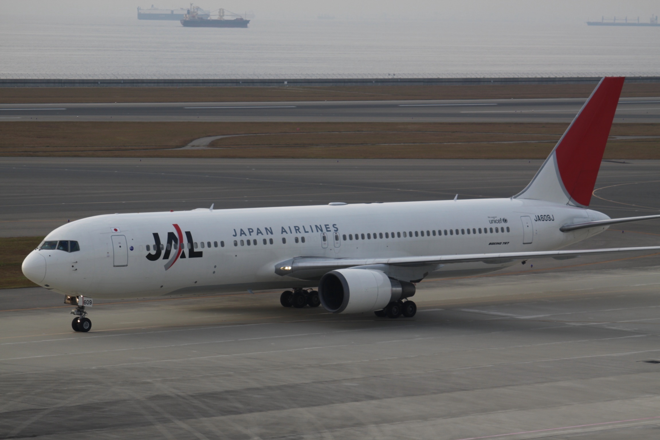 JALどこかにマイルは得か?往復7000マイルの損益分岐を検証 1 JALのボーイング767型機 JA609J。駐機場で搭乗を待つ機体
