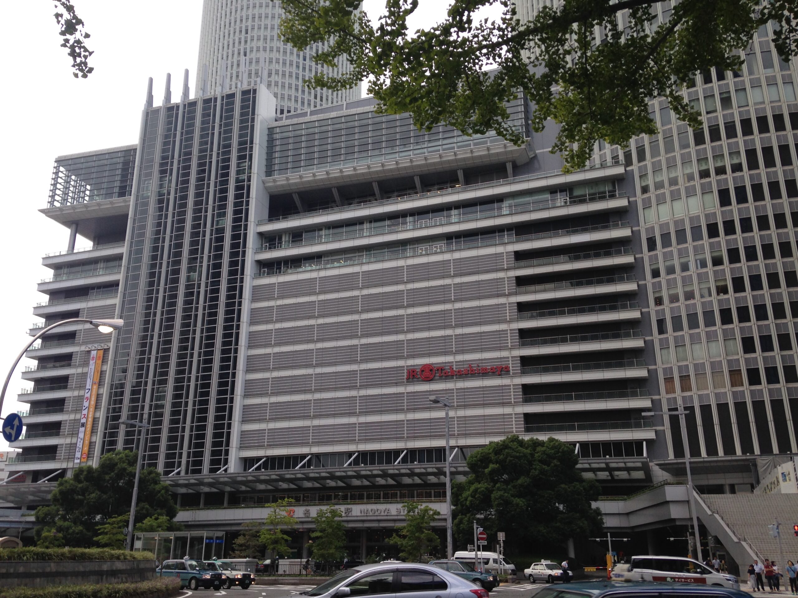 JALどこかにマイルは得か?往復7000マイルの損益分岐を検証 2 名古屋駅のJRセントラルタワーズ。ツインタワーを見上げた外観