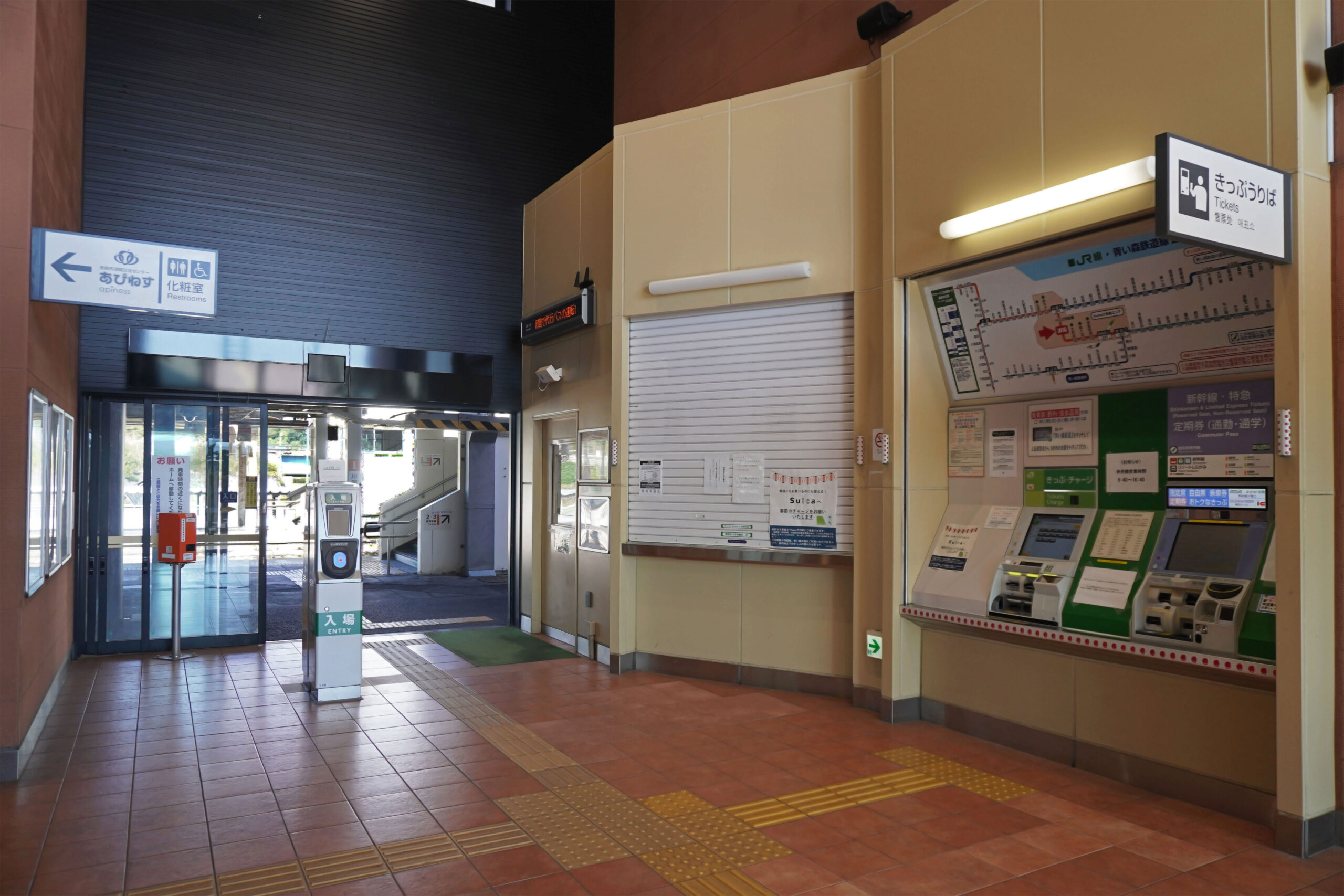 ビューカードのJRE POINT還元率|0.5%から10%まで用途別に整理 2 JR浪岡駅の改札口と券売機