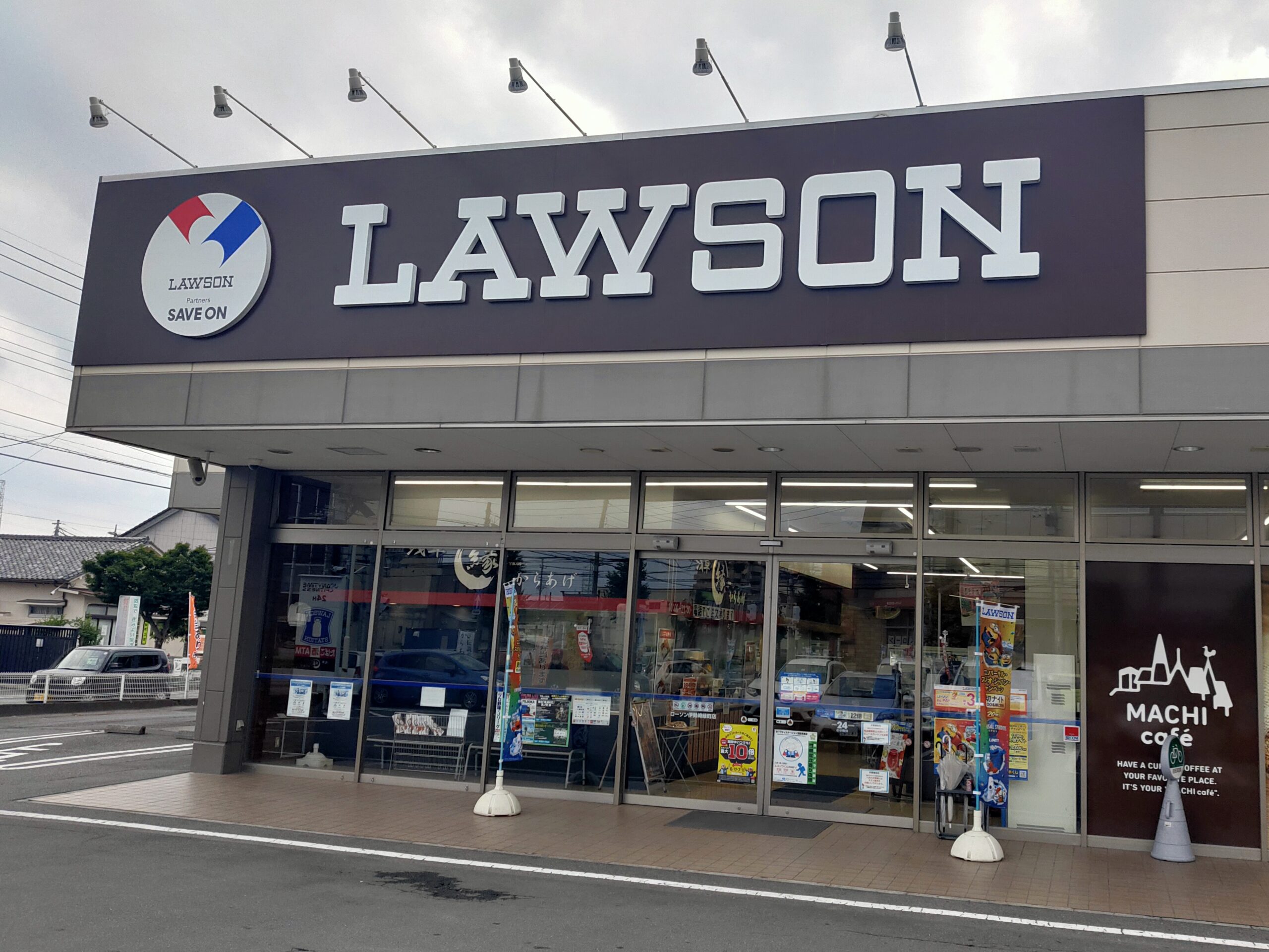 日本のコンビニ完全ガイド|セブン-イレブン・ローソン・ファミリーマートの使い方 1 ローソン伊勢崎緑町店の外観。夕方の駐車場と看板