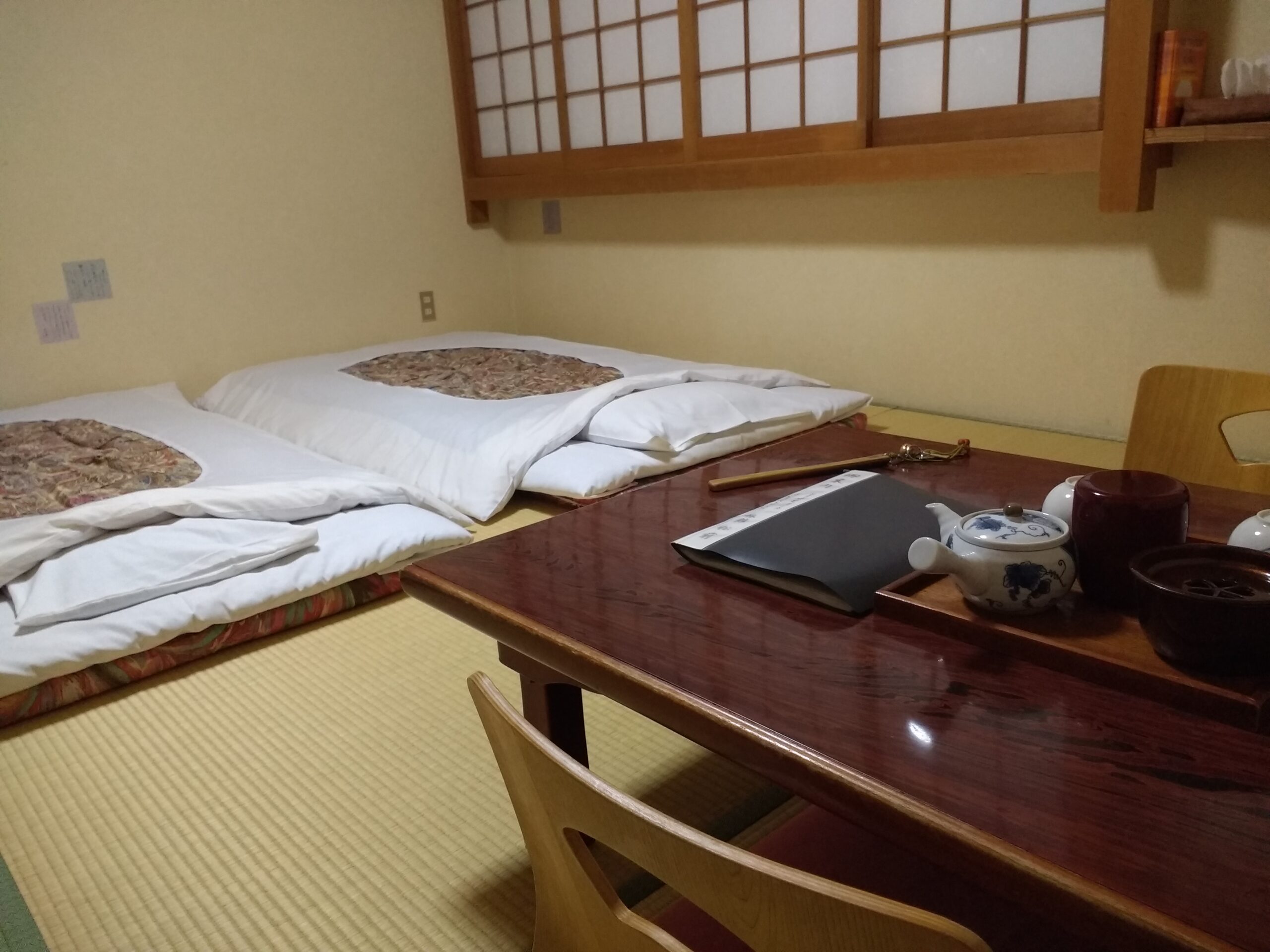 日本の出国税2026|国際観光旅客税3,000円への引き上げと免除の規定 1 奈良の旅館 松前の客室。畳に布団が敷かれ、机に茶器が置かれている