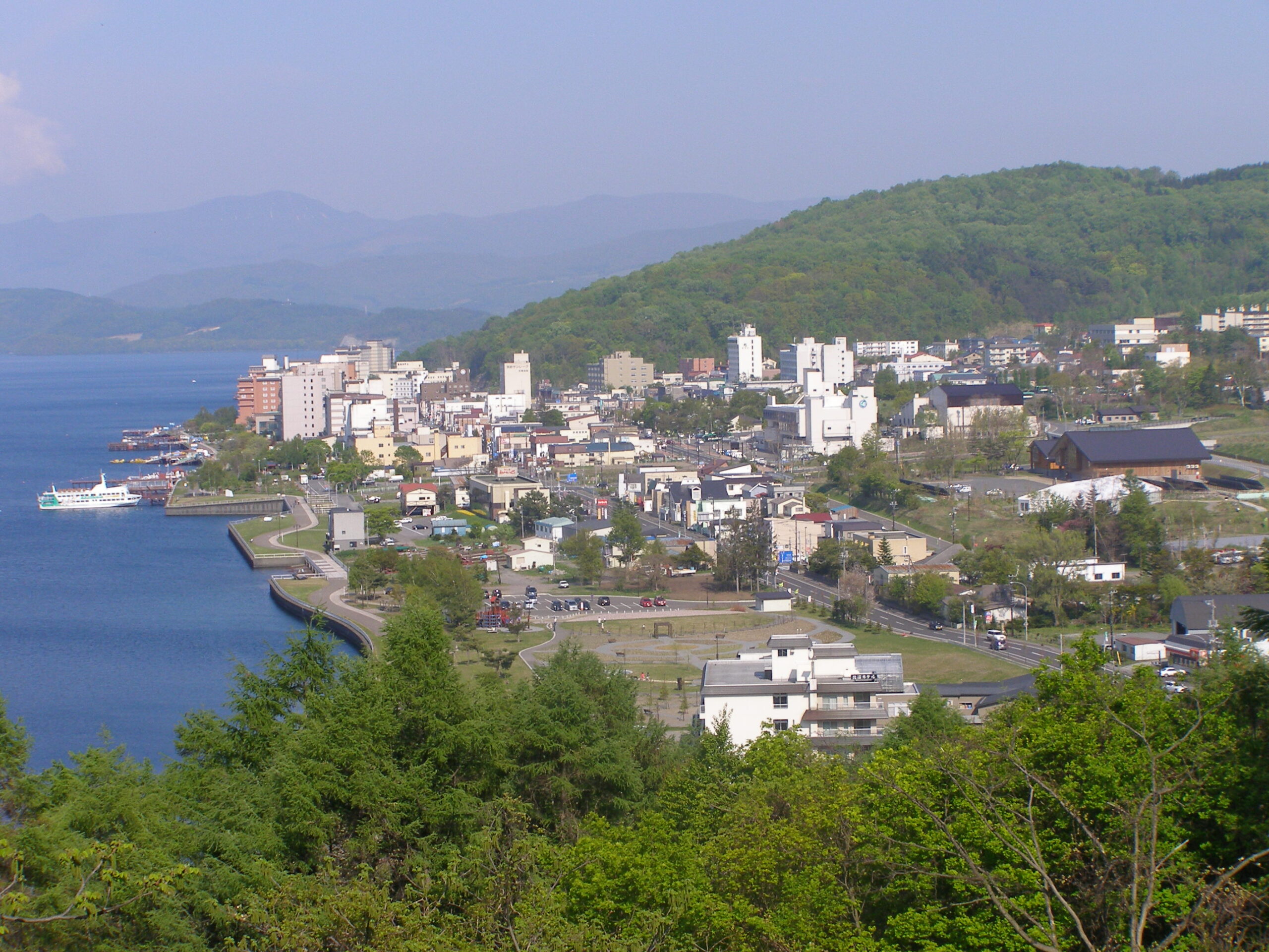 洞爺湖WE Hotel Toyaリブランド!20%オフのお得な予約方法 2 湖畔に宿が並ぶ洞爺湖温泉の街並み