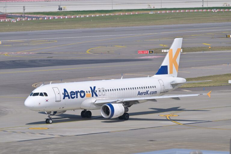 誘導路を進むエアロケイ航空のエアバスA320（機体記号HL8562）を左斜め前から見た様子
