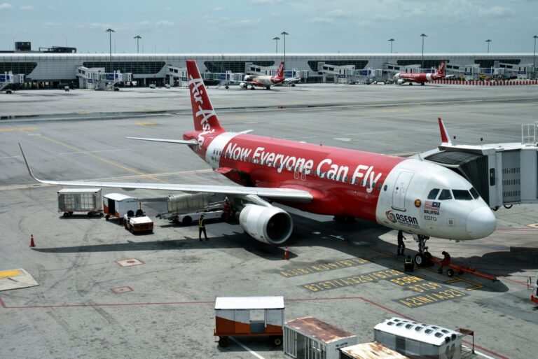 クアラルンプール国際空港のスポットに駐機するエアアジアのエアバスA320型機(機体番号9M-AJJ)