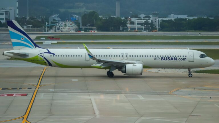 仁川国際空港の誘導路を走るエアプサンのエアバスA321neo型機 HL8526