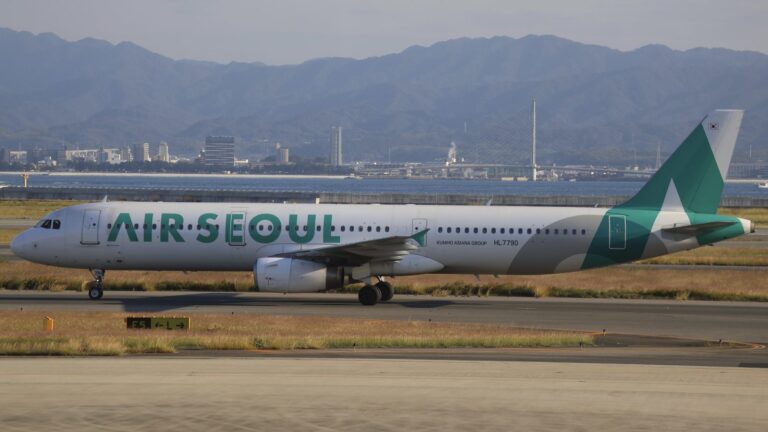 関西国際空港の誘導路を進むエアソウルのエアバスA321-231型機（登録記号HL7790）