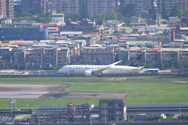 台北松山空港へ着陸するANAのボーイング787-9型機（JA899A）