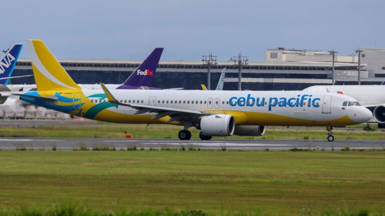成田空港に駐機するセブパシフィック航空のエアバスA321neo型機（登録記号RP-C4143）