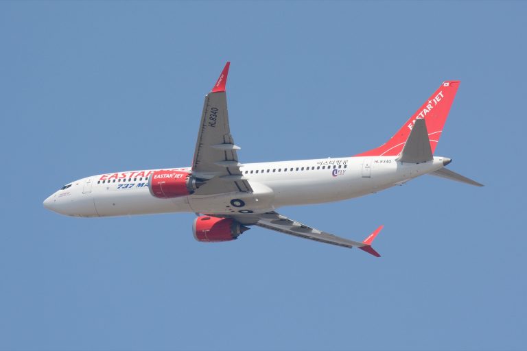 成田空港を離陸したイースター航空のボーイング737 MAX 8型機(登録記号HL8340)