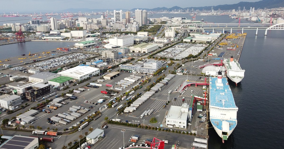 「駅すぱあと」が全国の旅客船・フェリーの定期航路データ搭載100%を達成! 1 六甲アイランドのフェリーターミナルに停泊する2隻の大型フェリーを上空から見た景色