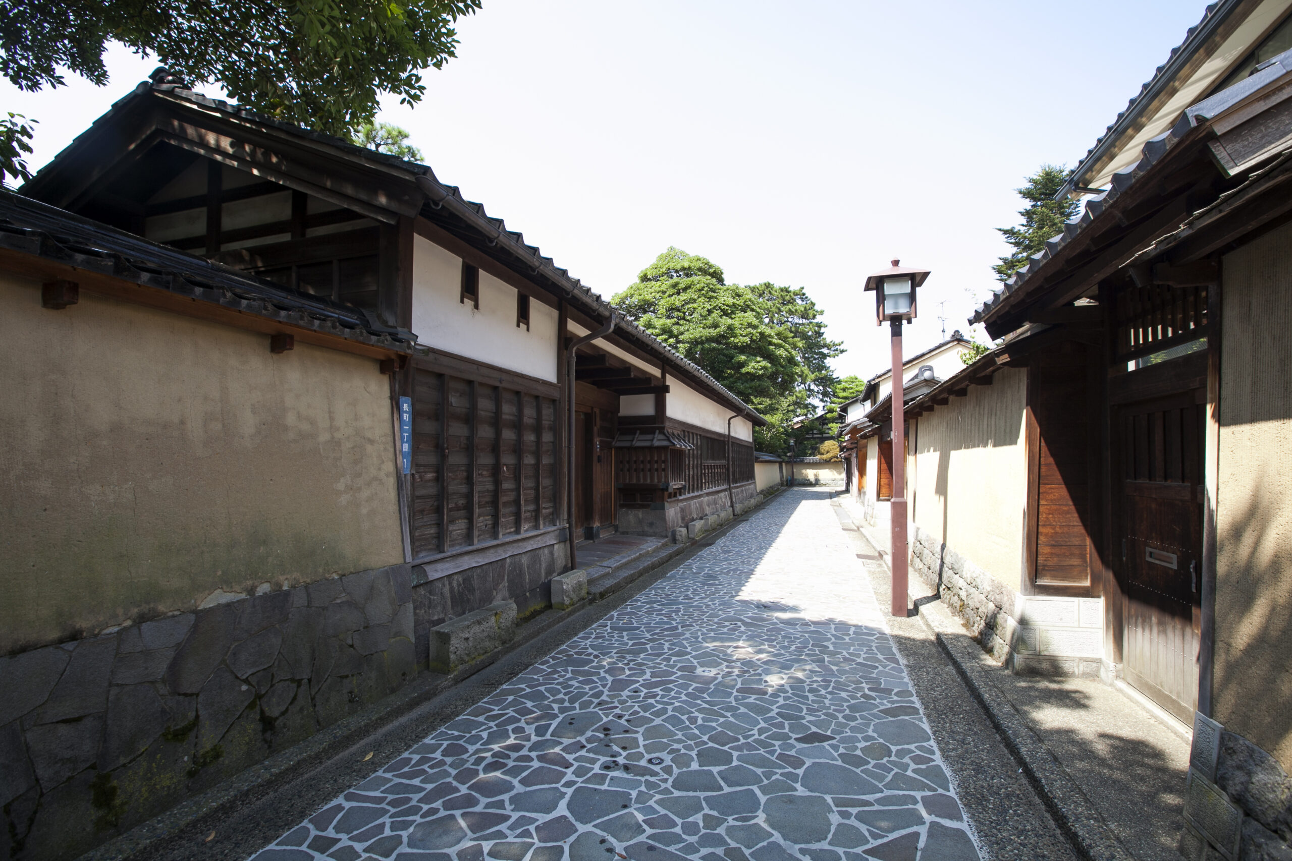 長町武家屋敷跡の土塀が続く石畳の小路