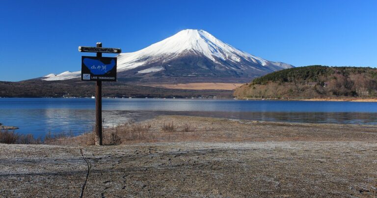 山中湖から望む富士山