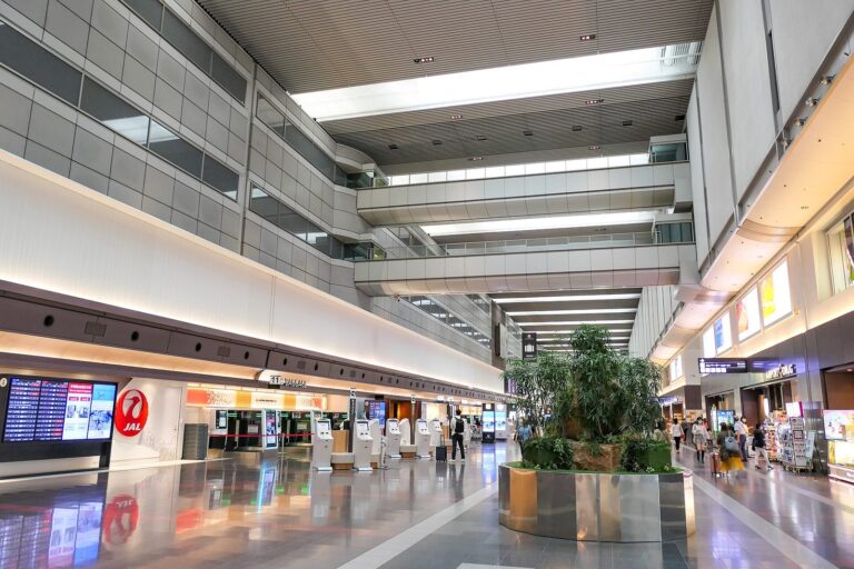 羽田空港第1ターミナル北ウイングの出発ロビー。手荷物カウンターが並ぶ