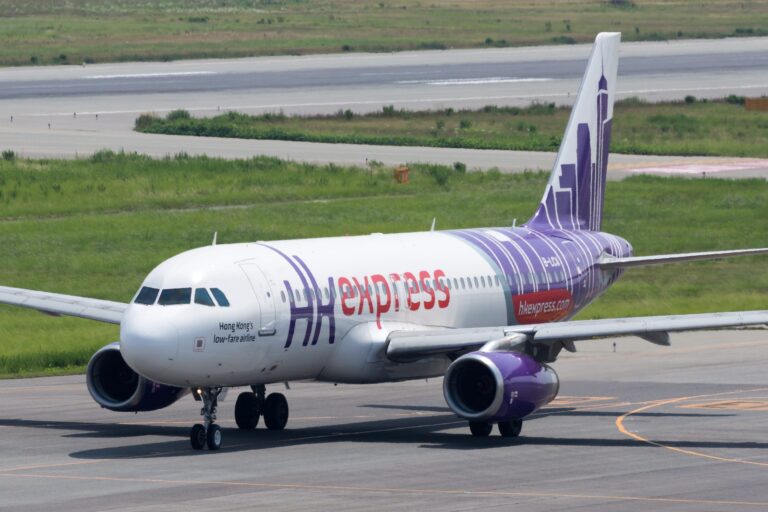 関西国際空港の誘導路を走る香港エクスプレス航空のエアバスA320型機