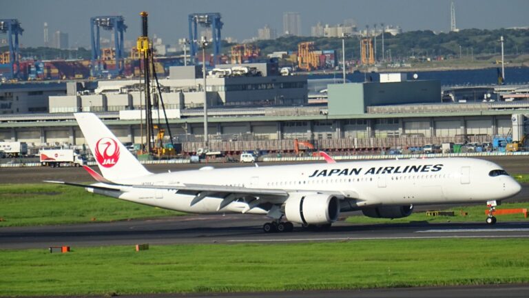 羽田空港の滑走路を走る日本航空のエアバスA350-900型機 JA09XJ