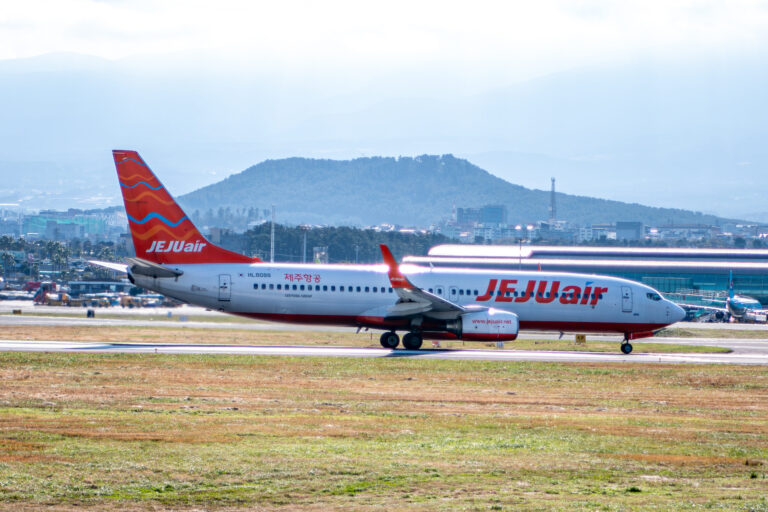 駐機するチェジュ航空のボーイング737-800型機