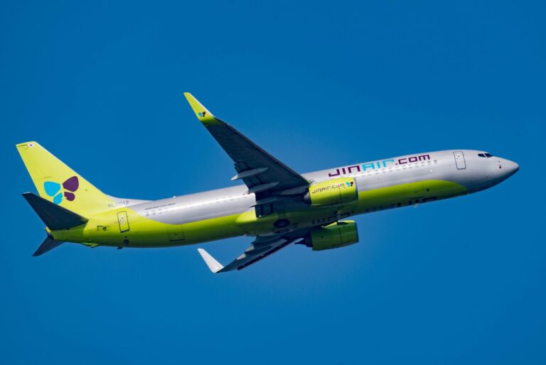 上昇するジンエアーのボーイング737-800型機（機体記号HL8012）