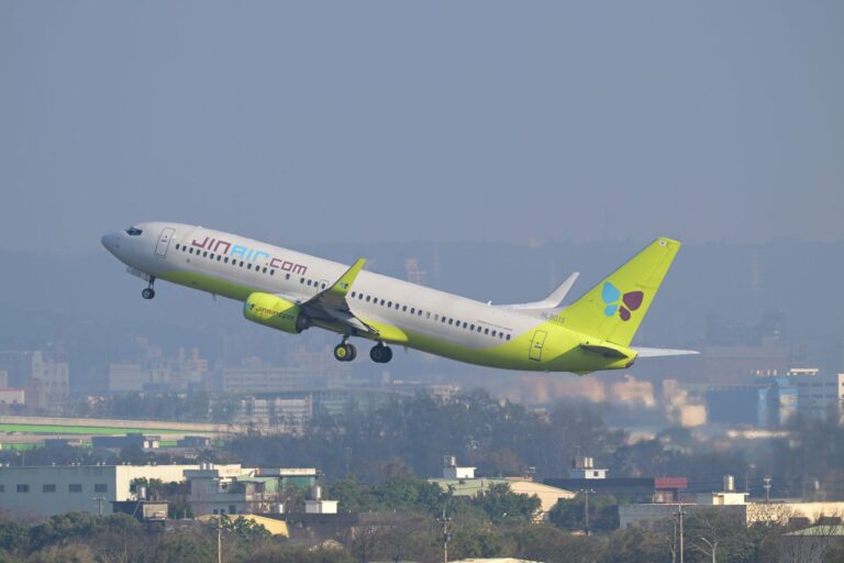 台湾・桃園国際空港を離陸するジンエアーのボーイング737-800型機（機体記号HL8013）