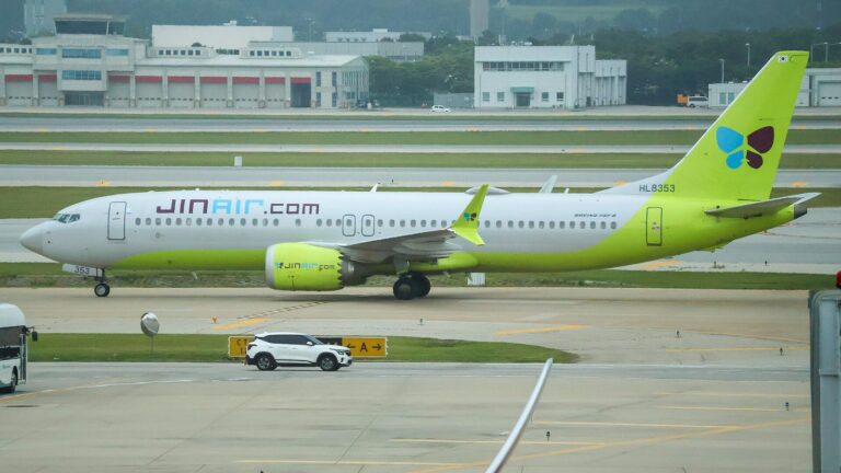 仁川国際空港の誘導路を進むジンエアーのボーイング737 MAX 8（機体記号HL8353）。白地に黄緑の尾翼とJINAIR.comのロゴ
