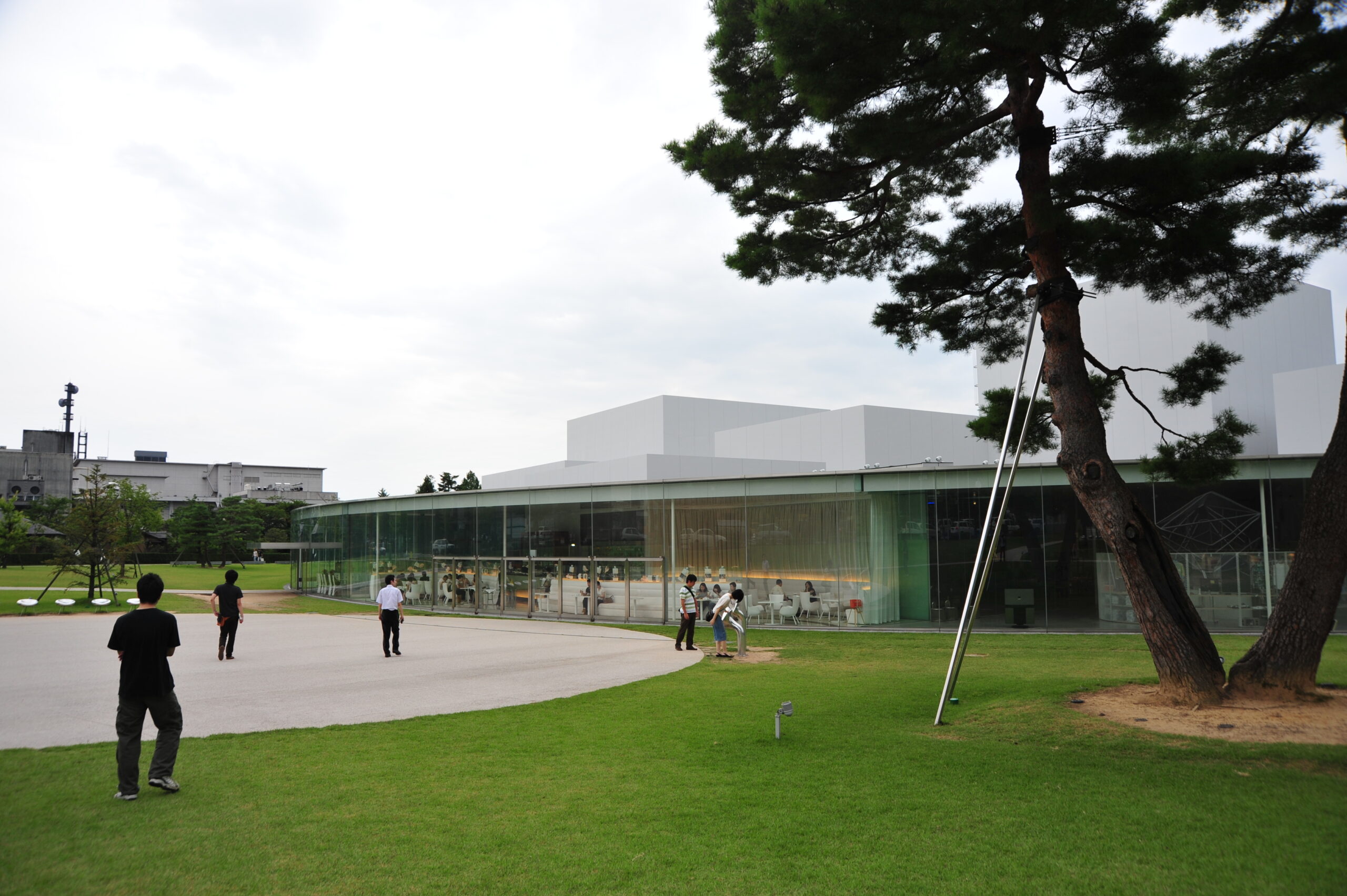 金沢21世紀美術館のガラス張りの円形建築と、前に広がる芝生