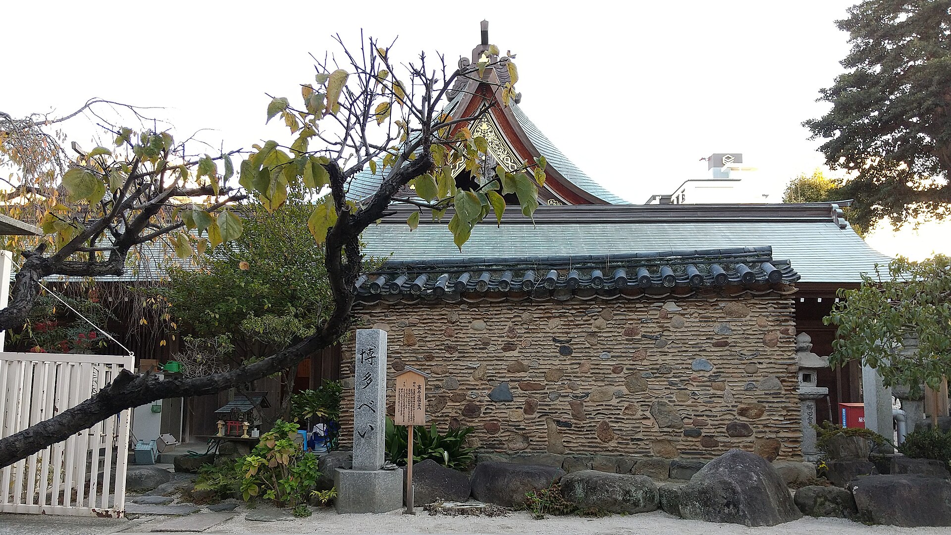 LCC深夜着から始める福岡1泊2日|空港泊を避ける動線と実費 2 櫛田神社の境内に残る博多塀