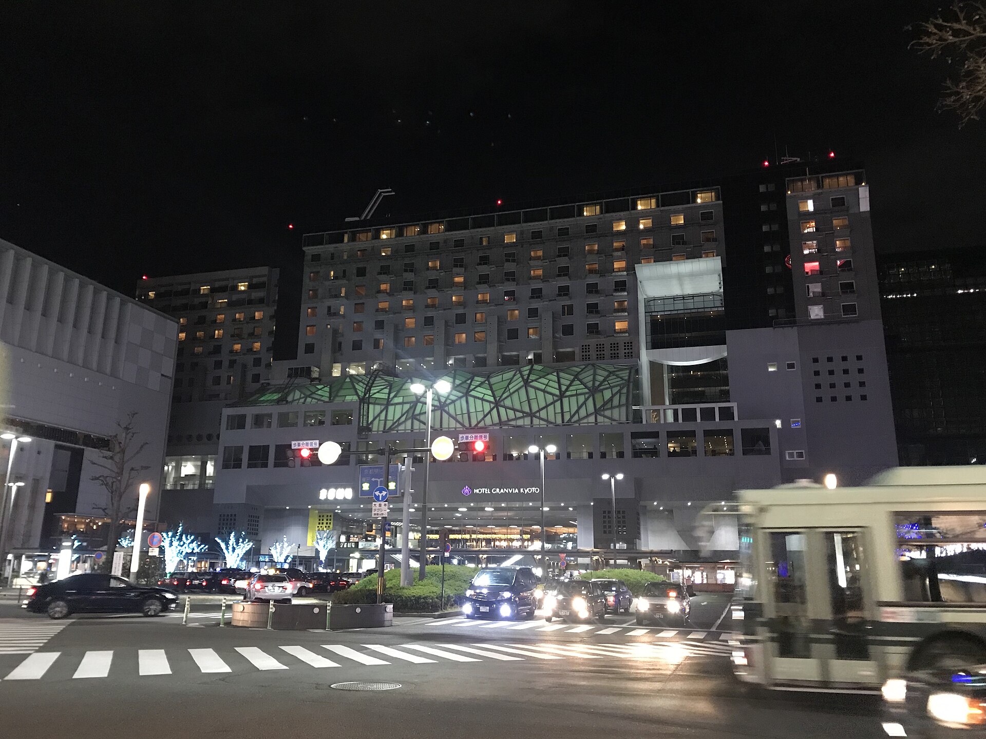 宿泊税は1泊いくら?東京都・京都市・大阪府など5都市の料金帯別一覧 1 夜の京都駅前に立つホテルの外観
